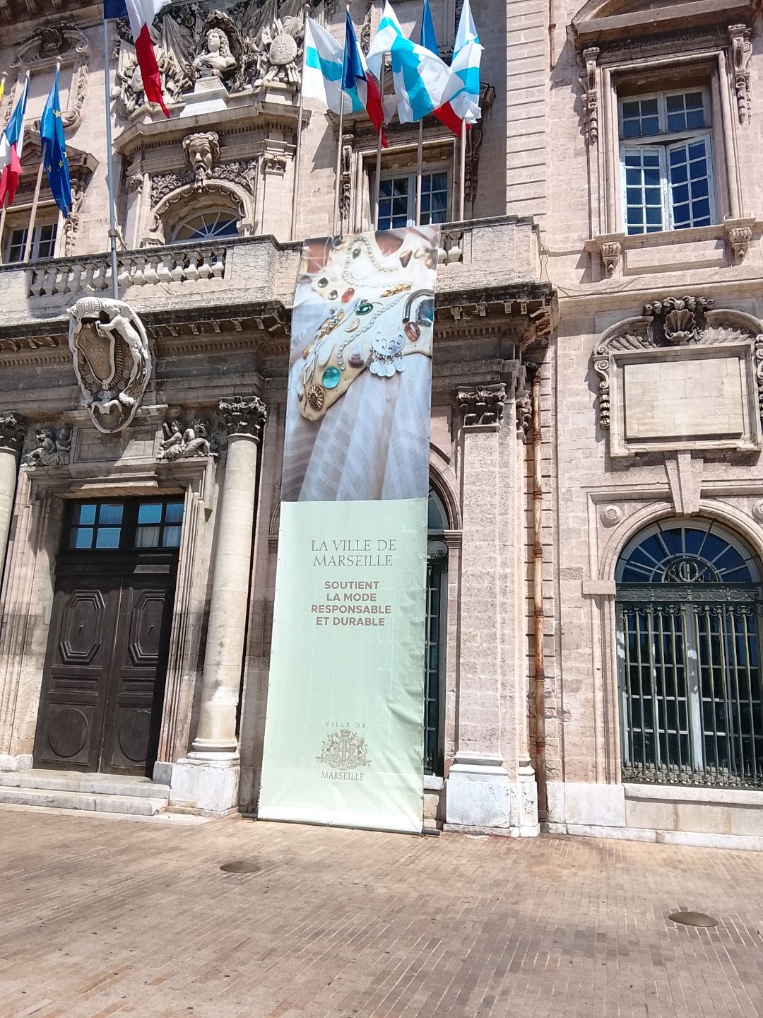 Bâche monumentale habillant la façade d'un bâtiment public