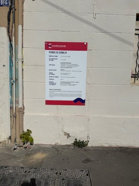 Panneau réglementaire de chantier posé en façade