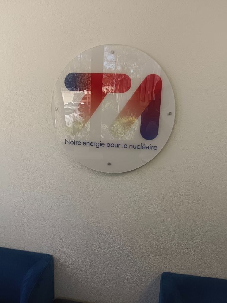Plaque d'accueil en plexiglass posée en intérieur