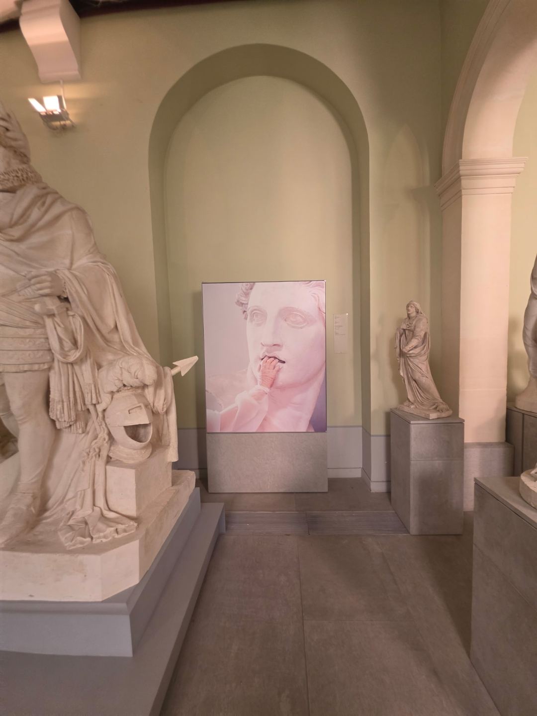 Caisson lumineux installé dans un espace muséographique