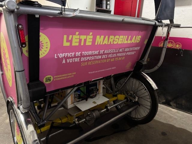 Détail d'un habillage adhésif sur véhicule