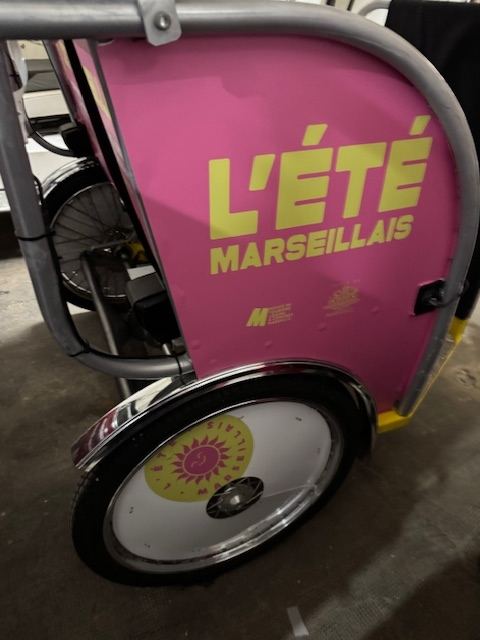 Détail de l'habillage d'un véhicule autour de la roue